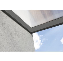 Detailní pohled na zastřešení terasy s polykarbonátovými deskami na stěně domu