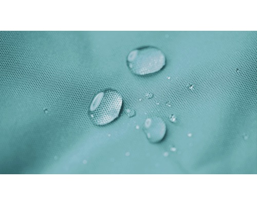 Detailní záběr kapek vody na vodoodpudivé tkanině.