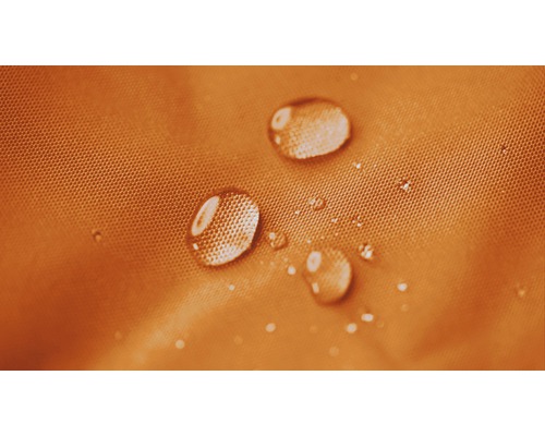 Detailní záběr kapek vody na vodoodpudivé tkanině