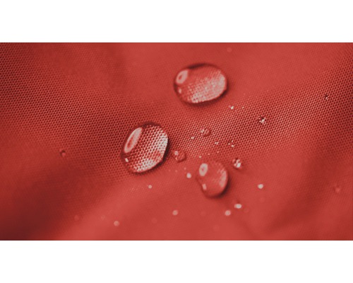 Detailní záběr kapek vody na vodoodpudivé tkanině