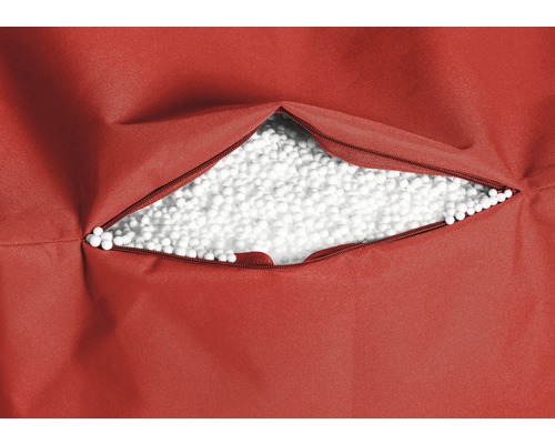 Detail červeného sedacího vaku s otevřeným zipem a výplní z bílých polystyrenových kuliček