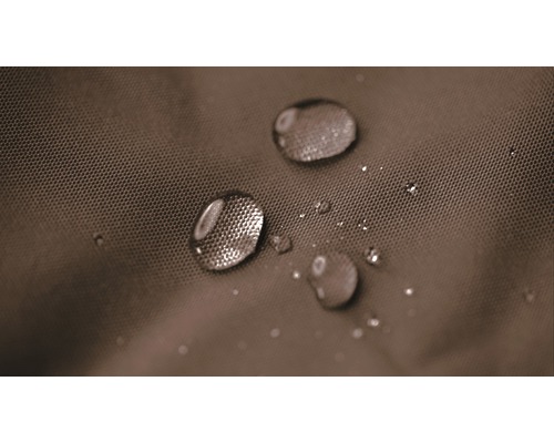 Detailní záběr kapek vody na vodoodpudivé látce