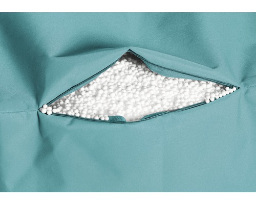 Detail otevřeného zipu na sedacím vaku plněném bílými polystyrenovými kuličkami.