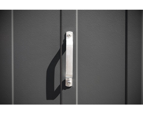 Detail kovové kliky dveří na šedých kovových dveřích