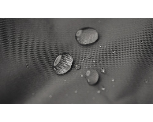 Detailní záběr kapek vody na vodoodpudivém materiálu