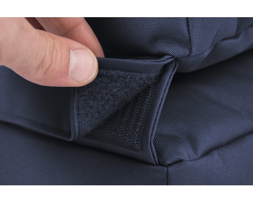 Detail suchého zipu na modrém textilním potahu.