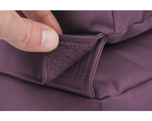 Detail fialového polštáře zahradního nábytku se suchým zipem