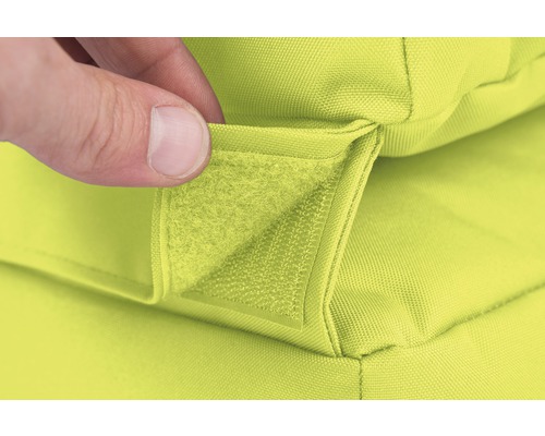 Detailní záběr zeleného venkovního polštáře se suchým zipem