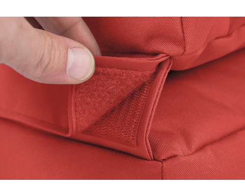 Detail červeného sedáku se suchým zipem pro upevnění