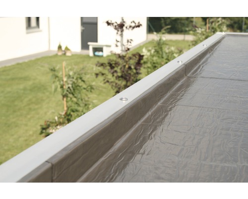 Detail ploché střešní hydroizolace s okrajovým profilem střechy