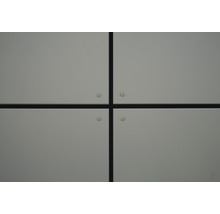 Detailní pohled na fasádní panely se šrouby
