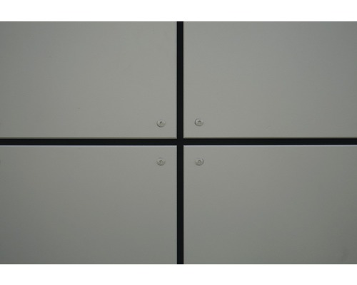 Detailní pohled na fasádní panely se šrouby