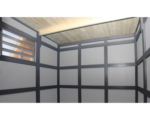 Interiér pokoje s dřevěným stropem, oknem a obkladem stěn