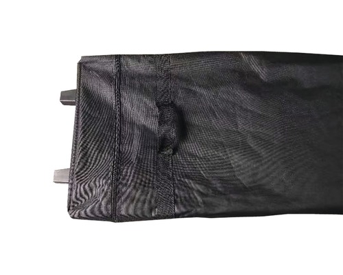 Detailní pohled na černý ochranný obal.