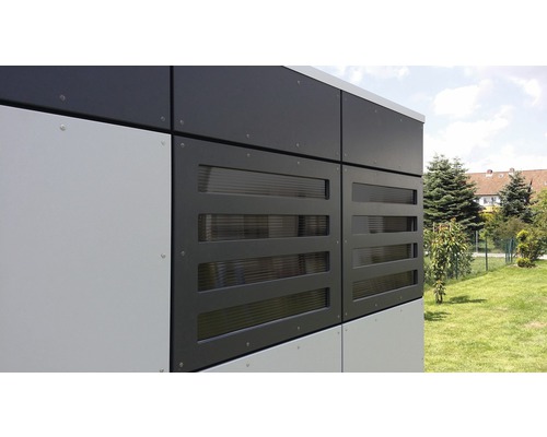 Stěna zahradního domku s okenními prvky