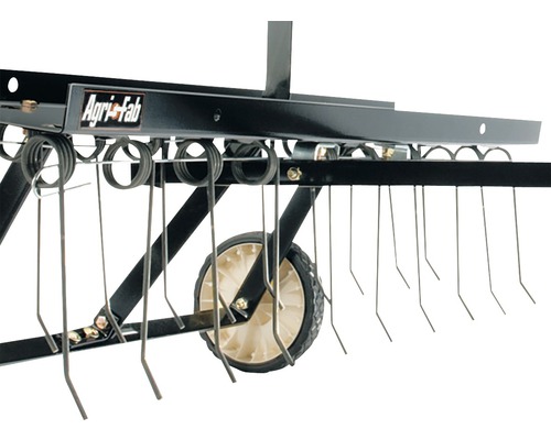 Logo Agri-Fab na provzdušňovači trávníku s hroty a koly.