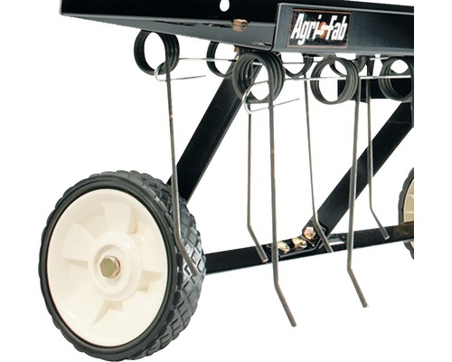 Detailní pohled na provzdušňovač trávníku s koly a hroty