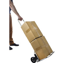 Osoba přepravuje dvě kartonové krabice pomocí rudlu.