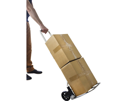 Osoba přepravuje dvě kartonové krabice pomocí rudlu.