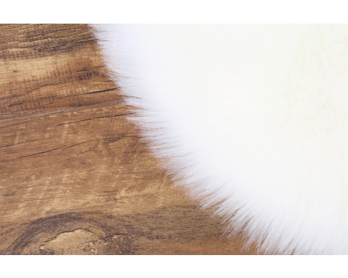 Detailní záběr koberce s dlouhými vlákny na dřevěné podlaze