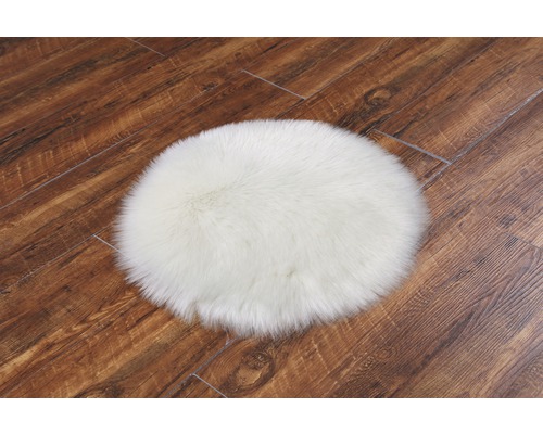 Kulaty, bílý koberec na dřevěné podlaze