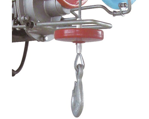 Detailní pohled na řetězový kladkostroj s hákem