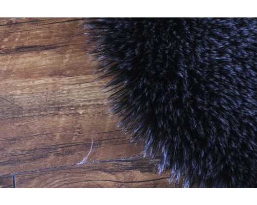 Detail části koberce s dlouhým vlasem na dřevěné podlaze