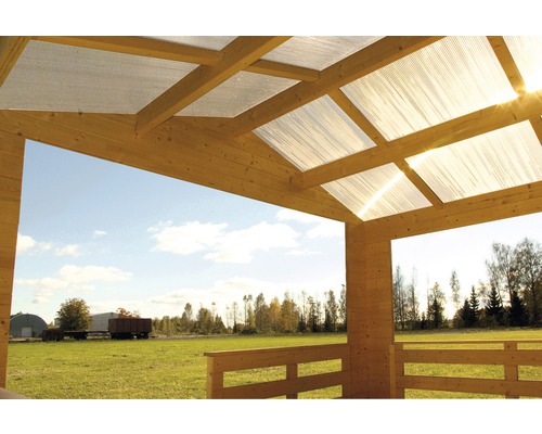 Zastřešená dřevěná terasa s výhledem na zelenou louku