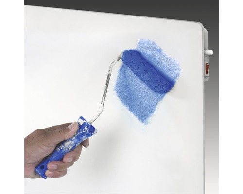 Osoba maluje stěnu válečkem