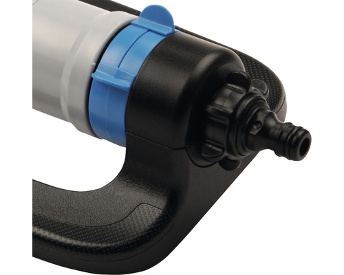 Detailní pohled na zahradní postřikovač se zaměřením na konektor a regulátor.