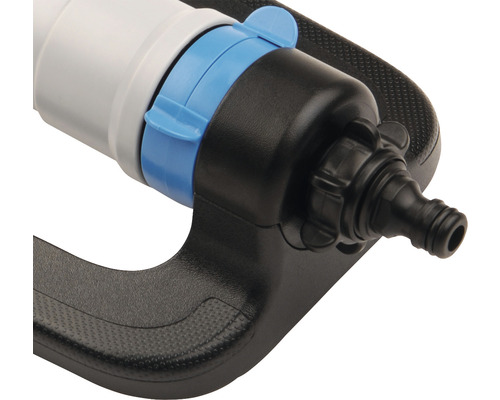 Detailní pohled na zahradní postřikovač s hadicovou přípojkou