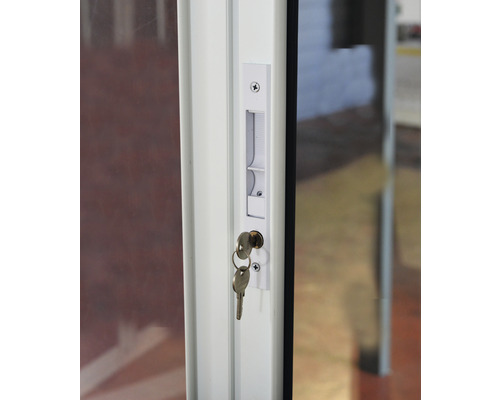 Detail posuvných dveří se zámkem a klíčem