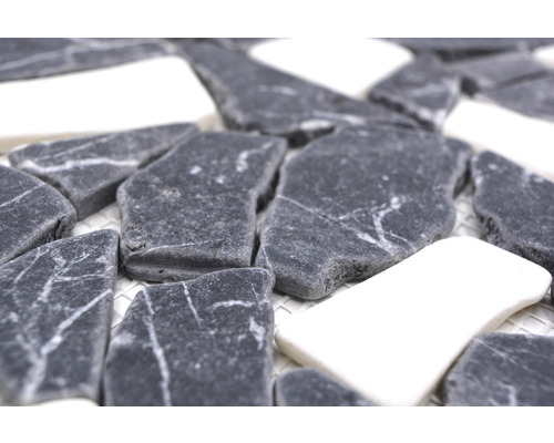 Detailní záběr mozaikových dlaždic z kamene