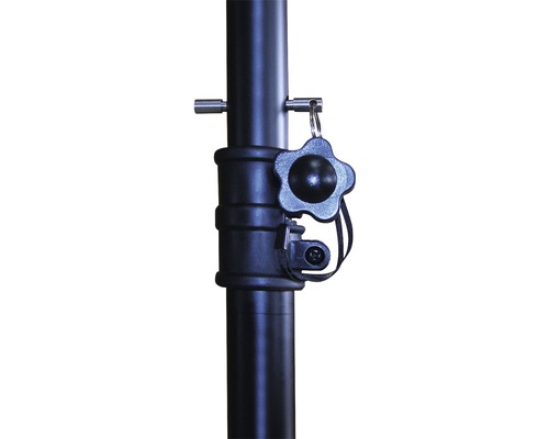 Detailní pohled na teleskopickou tyč s aretačním šroubem pro nastavení výšky