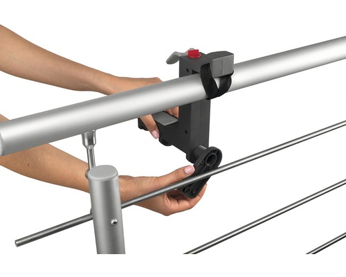 Montáž sušáku na prádlo na zábradlí pomocí držáku.