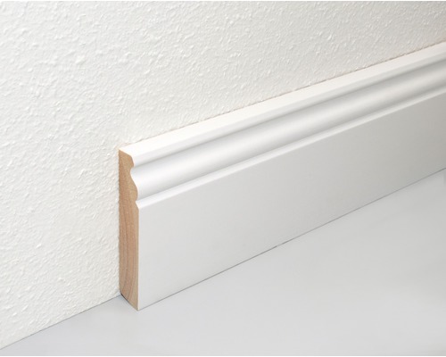 Bílá dřevěná podlahová lišta na zdi
