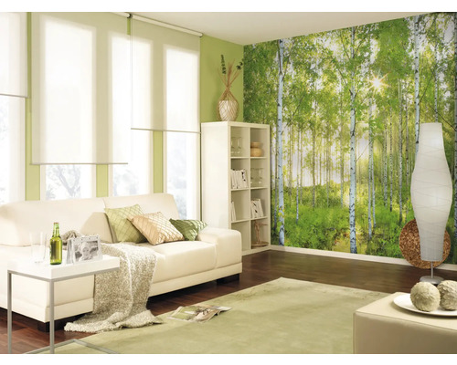 Světlý obývací pokoj s pohovkou, regálem, stojací lampou, kobercem a tapetou s motivem lesa