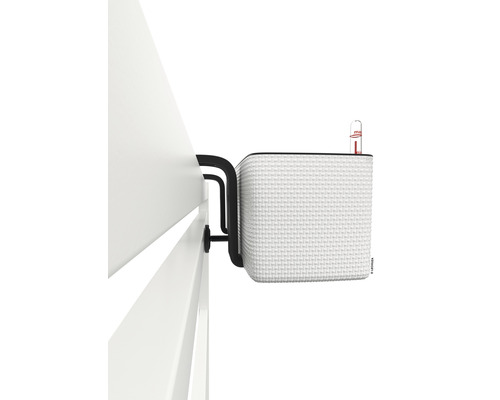 Bílý květináč pro upevnění na zábradlí