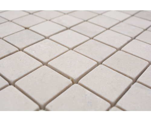 Detail čtvercových mozaikových dlaždic z přírodního kamene