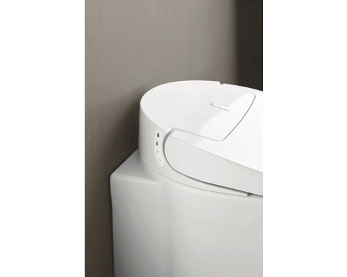 Detail bílé toalety s ovládacím panelem