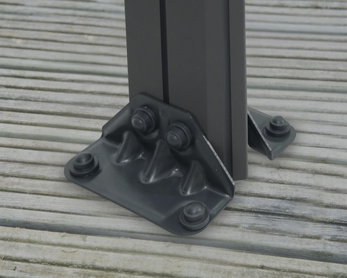 Detailní pohled na upevnění altánu na dřevěné terase.