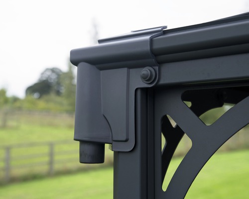 Detailní pohled na kovový okap altánu