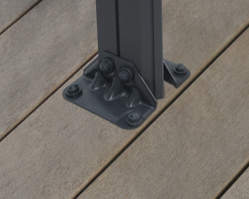 Upevnění podpěry altánu na dřevěné terase