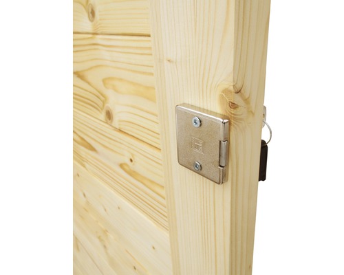 Detail dřevěného zámku na dřevěných dveřích