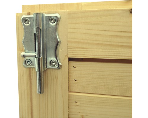 Detail dřevěné skříně s kovovou západkou