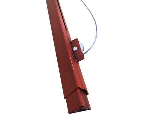 Detail červeného montážního stojanu s lanovým kladkostrojem