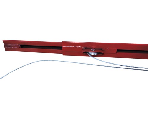 Detail červené zvedací plošiny s ocelovým lanem