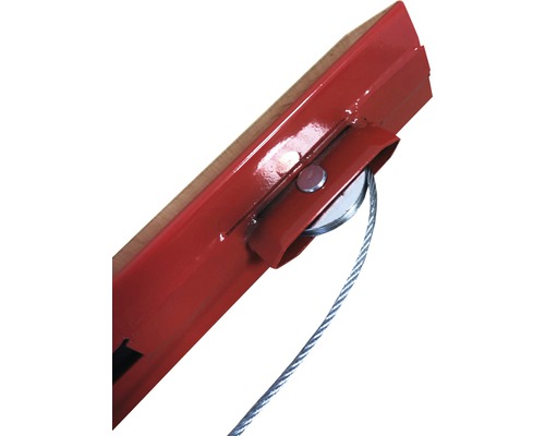 Detail kamenné pily s kovovým rámem a ocelovým lanem