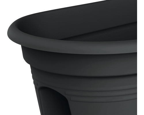 Detailní pohled na černý plastový květináč