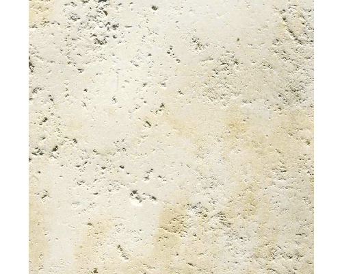 Detail travertinové dlaždice s porézním povrchem